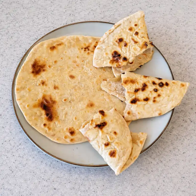 chlebek roti na talerzu